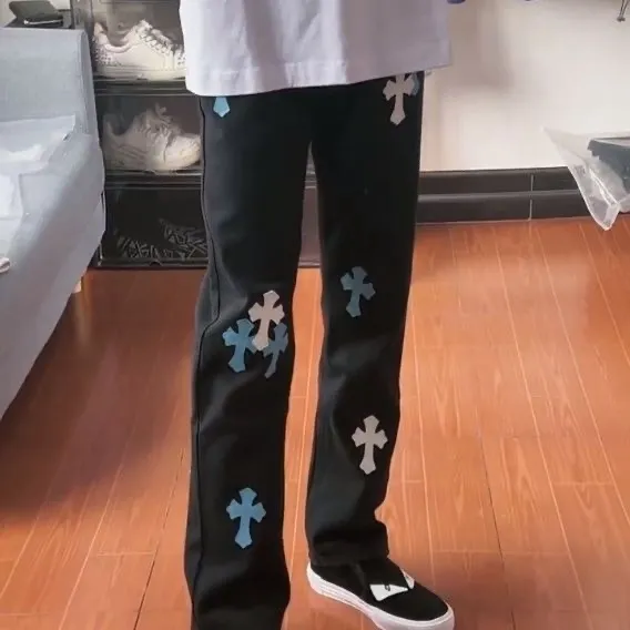 P220 Chrome Hearts Chengdu Limited New City Limited Jeans Chrome Hearts City Limited Jeans Hardware Customization Original Development Vintage Levis American 501 Black Gray Base Version Levis American 501 Base Version Imported Sheepskin 925 Silver Remake [Top heavy industry fashion design] Consistently high-street luxury style. Speaking of this style, the Zangyin family and GU family are definitely the leading representative brands. Especially the Zangyin family has really achieved a state-of-the-art effect in creating high-street style. The unique washed material is used to create this style. The color system is already quite eye-catching. After it is decorated with patchwork cross flowers, it cleverly highlights the charm of the brand. Secondly, this style uses classic The high-waist cutting design highlights the long legs and fashionable temperament of the upper body. The brand is highly recognizable and the slim fit configuration is more suitable for daily wear. It is a product that interprets personality, fashion, and specifications at a glance. This single product is enough to make any fan excited. It can be a white T-shirt for a youthful college style, or a tight suspender for a royal style. It has strong matching ability and can be easily controlled by men.  [Materials and craftsmanship] Needless to say, this point goes without saying. As an excellent craftsman brand, Zangyin’s requirements for details and craftsmanship are really perfect. The washed color of this model has gone through so many processes, not to mention the embellishment of denim appliques. It is also purely hand-made and sewn. Just like what they believe in, only hand-made things have soul and have the meaning of wear. A top-notch heavy-duty fashionable denim item, I look forward to your perfect interpretation! ! Color: black and blue size: 28 30 32 34 36